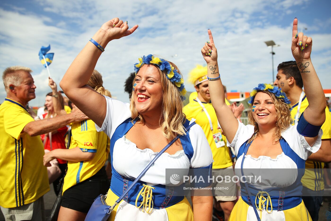 Болельщики перед матчем ЧМ-2018 по футболу между сборными Швеции и Англии