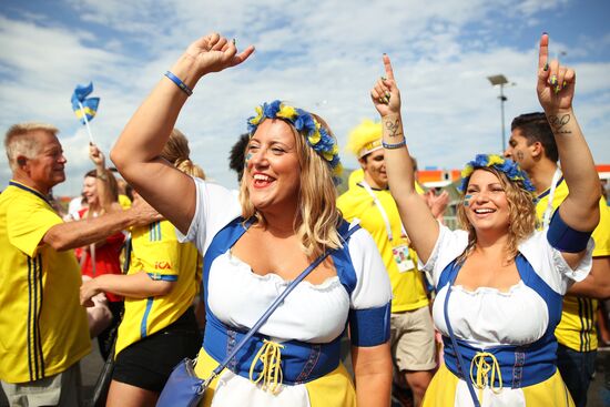 Болельщики перед матчем ЧМ-2018 по футболу между сборными Швеции и Англии