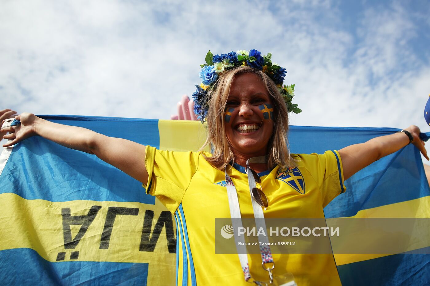 Болельщики перед матчем ЧМ-2018 по футболу между сборными Швеции и Англии