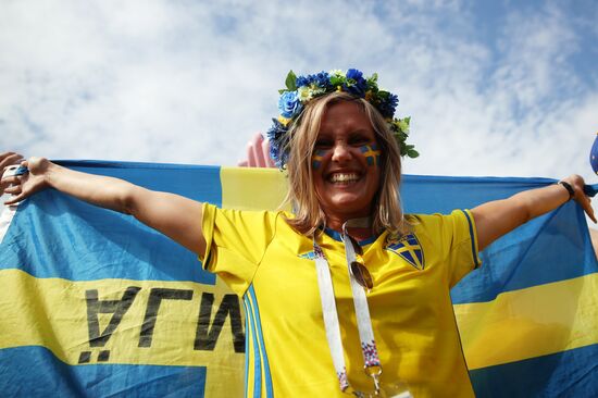 Болельщики перед матчем ЧМ-2018 по футболу между сборными Швеции и Англии