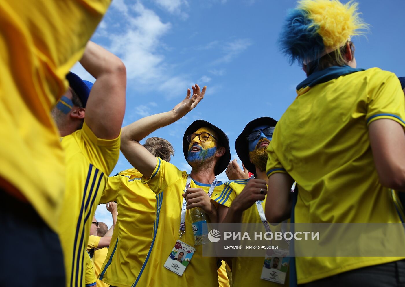 Болельщики перед матчем ЧМ-2018 по футболу между сборными Швеции и Англии