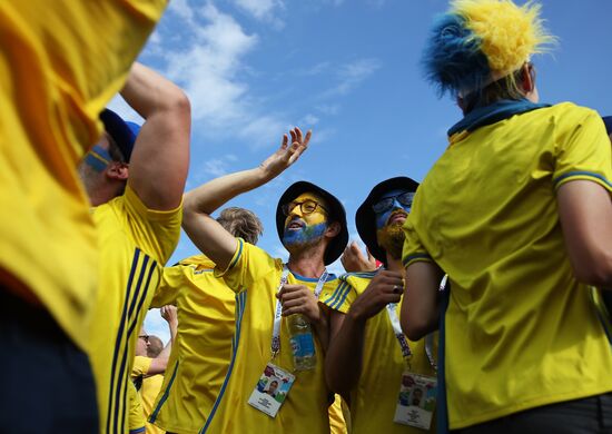 Болельщики перед матчем ЧМ-2018 по футболу между сборными Швеции и Англии