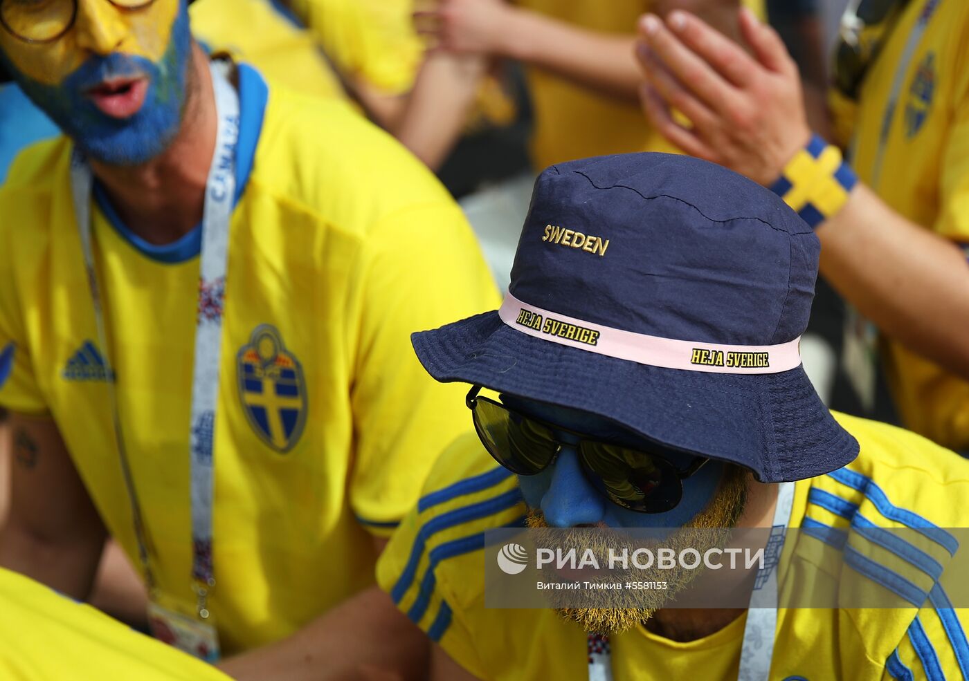 Болельщики перед матчем ЧМ-2018 по футболу между сборными Швеции и Англии