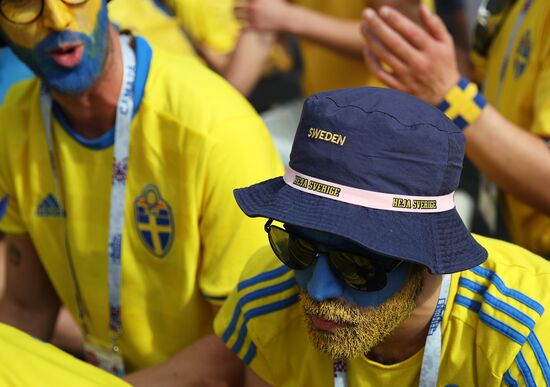 Болельщики перед матчем ЧМ-2018 по футболу между сборными Швеции и Англии