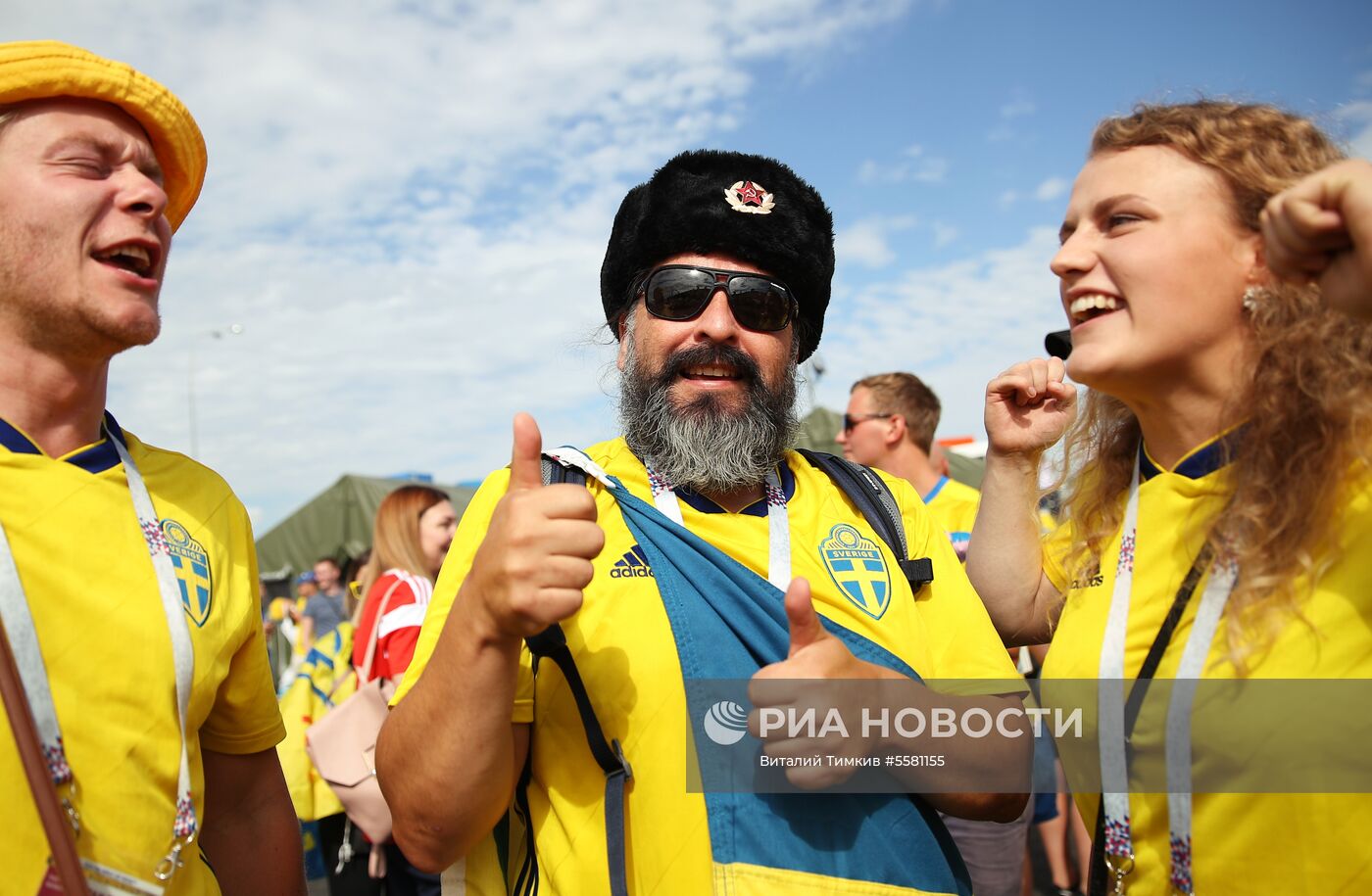 Болельщики перед матчем ЧМ-2018 по футболу между сборными Швеции и Англии