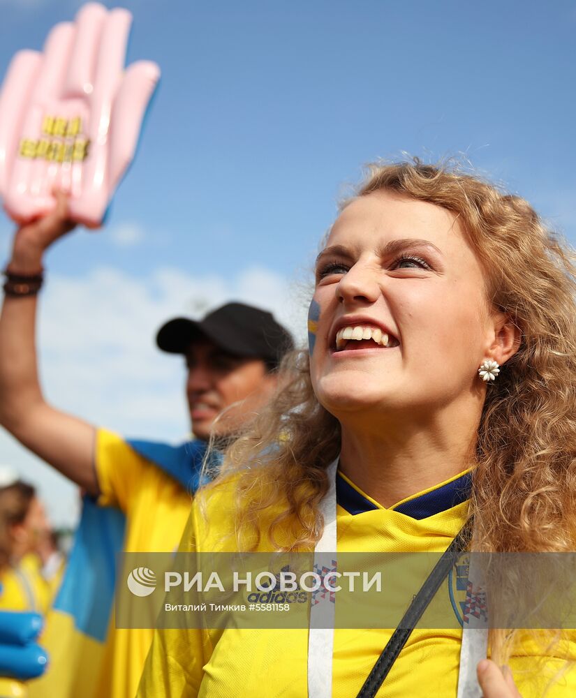 Болельщики перед матчем ЧМ-2018 по футболу между сборными Швеции и Англии