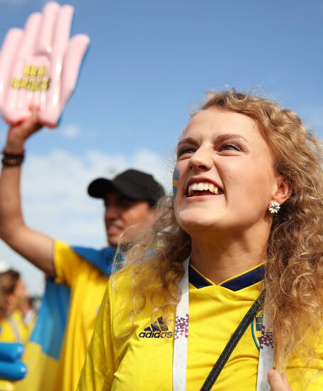 Болельщики перед матчем ЧМ-2018 по футболу между сборными Швеции и Англии