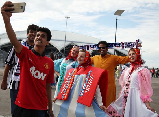 Болельщики перед матчем ЧМ-2018 по футболу между сборными Швеции и Англии