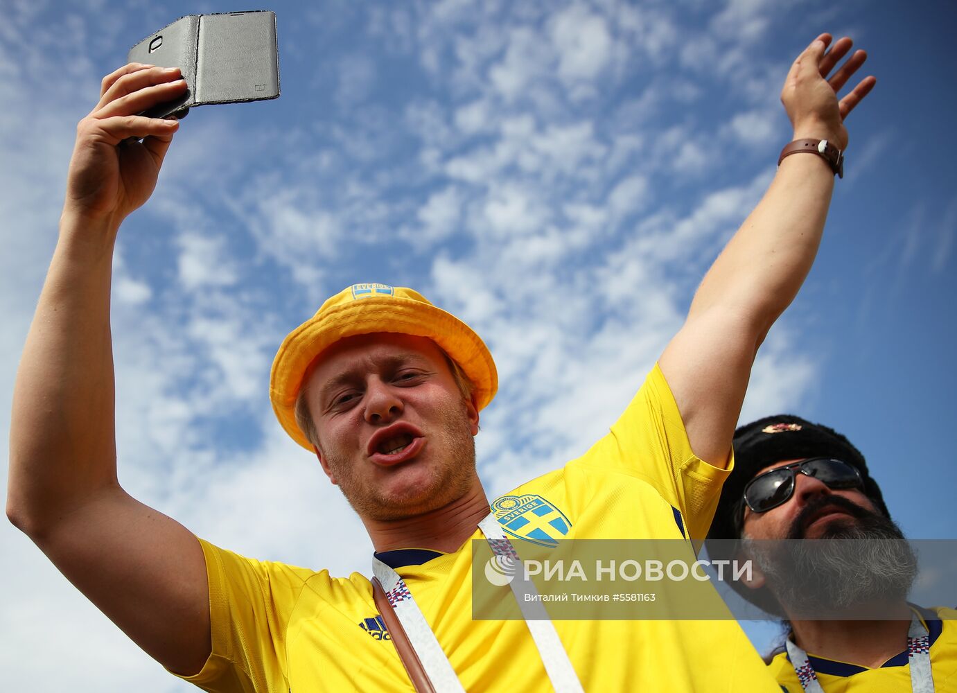 Болельщики перед матчем ЧМ-2018 по футболу между сборными Швеции и Англии