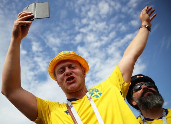 Болельщики перед матчем ЧМ-2018 по футболу между сборными Швеции и Англии