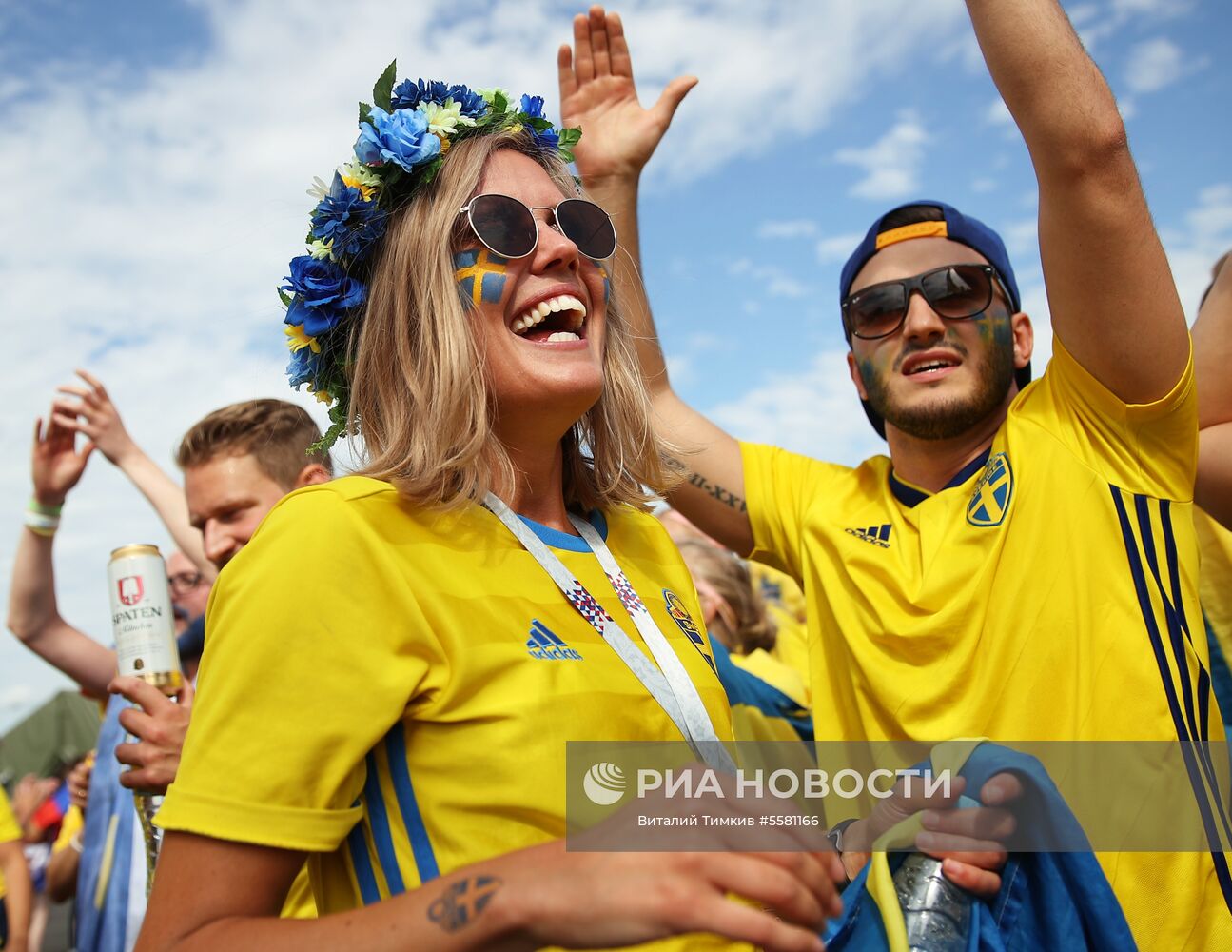 Болельщики перед матчем ЧМ-2018 по футболу между сборными Швеции и Англии