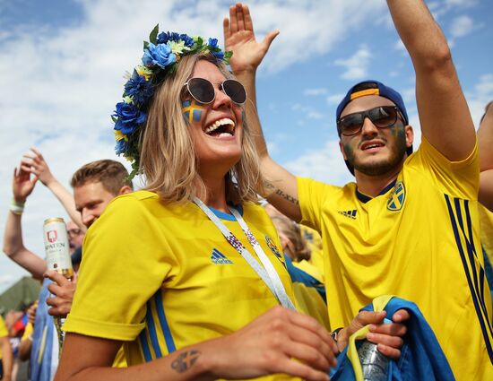 Болельщики перед матчем ЧМ-2018 по футболу между сборными Швеции и Англии