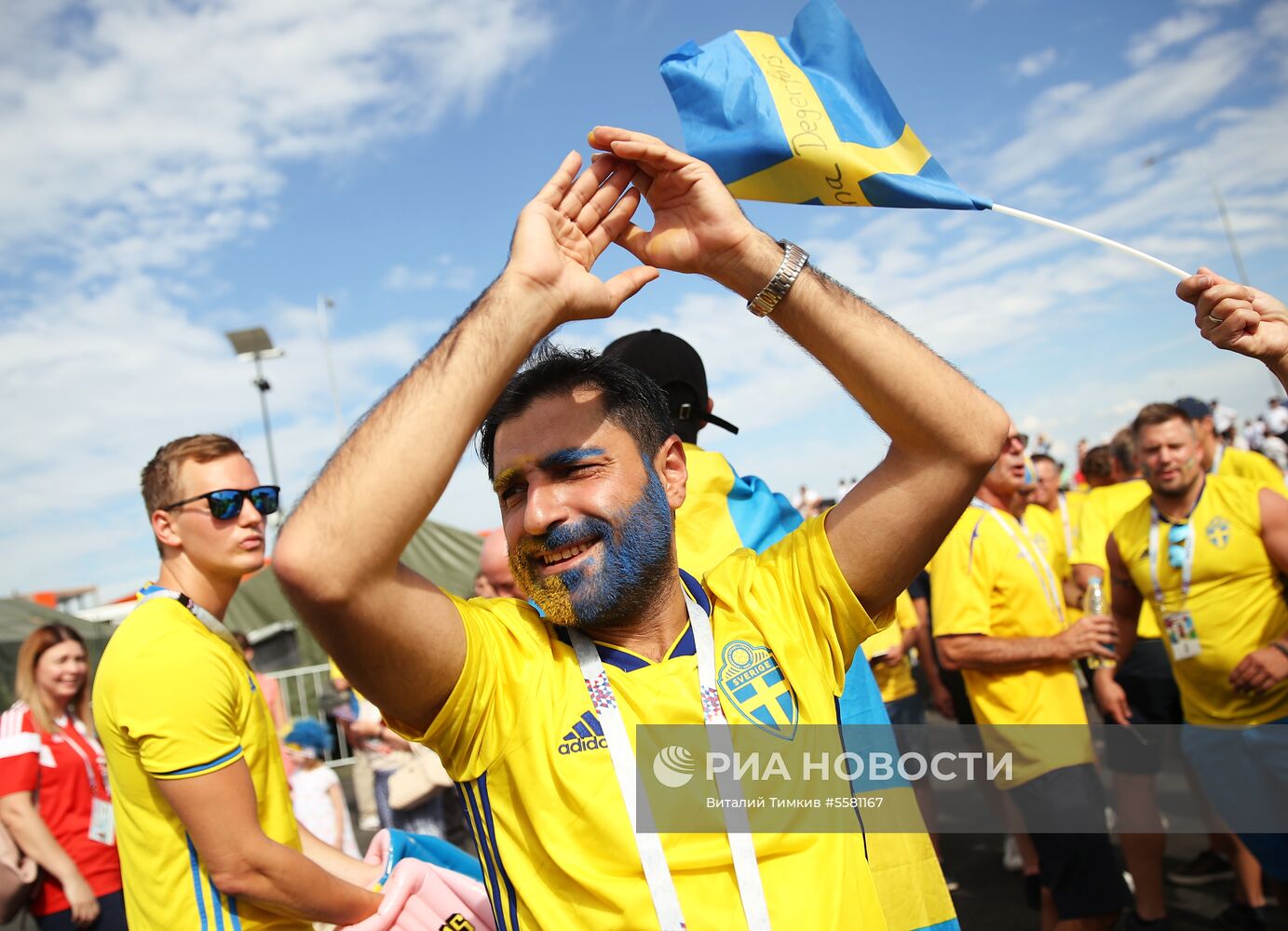 Болельщики перед матчем ЧМ-2018 по футболу между сборными Швеции и Англии