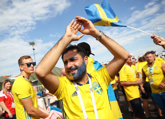 Болельщики перед матчем ЧМ-2018 по футболу между сборными Швеции и Англии