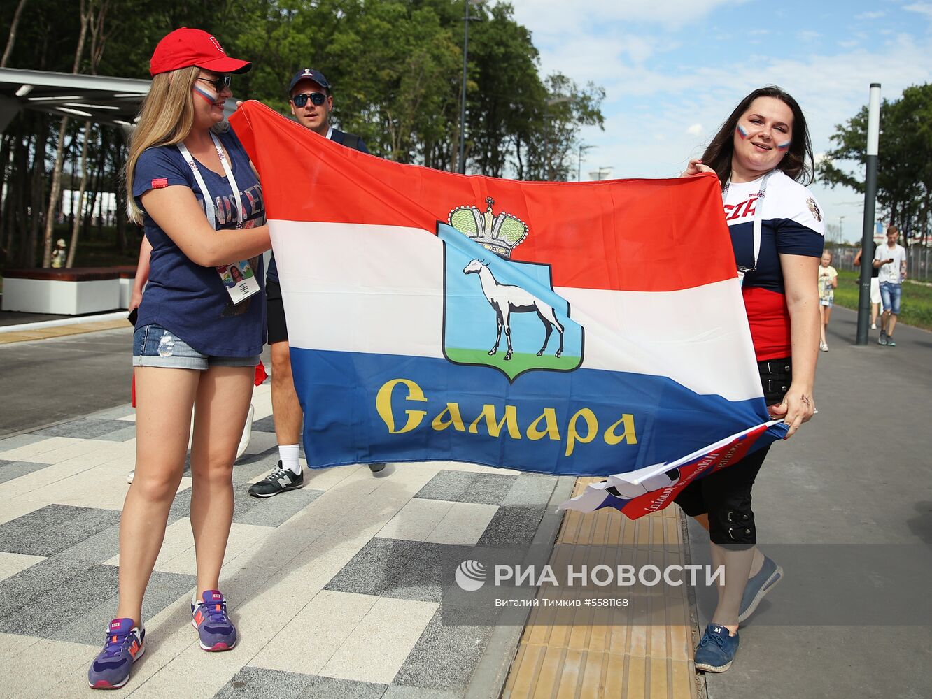 Болельщики перед матчем ЧМ-2018 по футболу между сборными Швеции и Англии