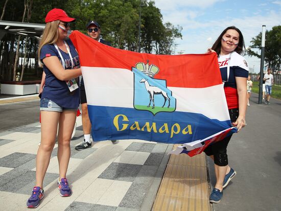 Болельщики перед матчем ЧМ-2018 по футболу между сборными Швеции и Англии