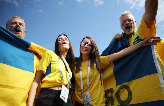 Болельщики перед матчем ЧМ-2018 по футболу между сборными Швеции и Англии