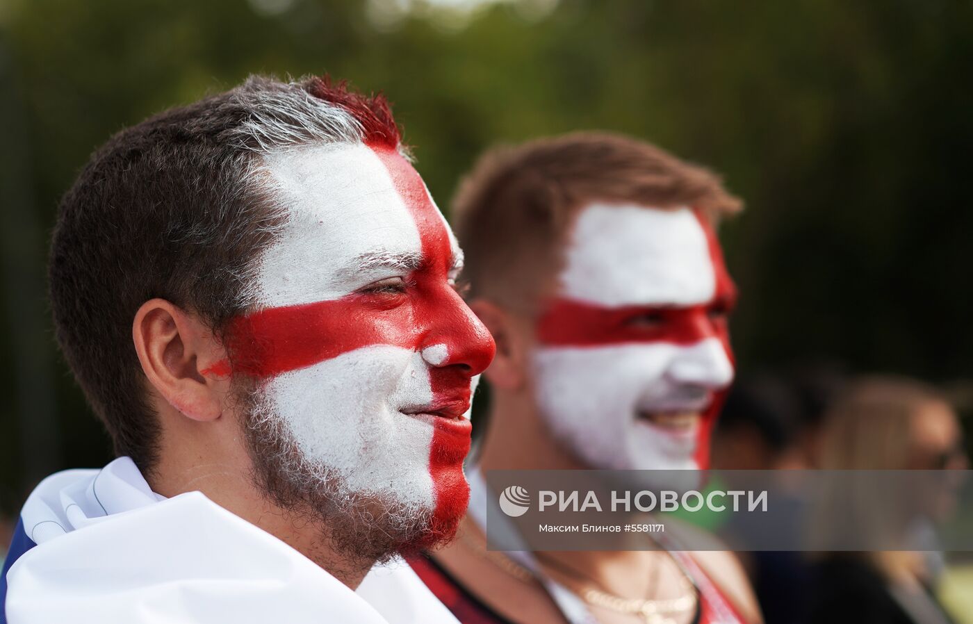 Болельщики перед матчем ЧМ-2018 по футболу между сборными Швеции и Англии