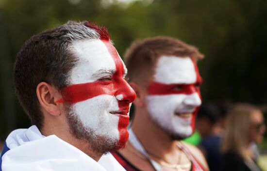 Болельщики перед матчем ЧМ-2018 по футболу между сборными Швеции и Англии