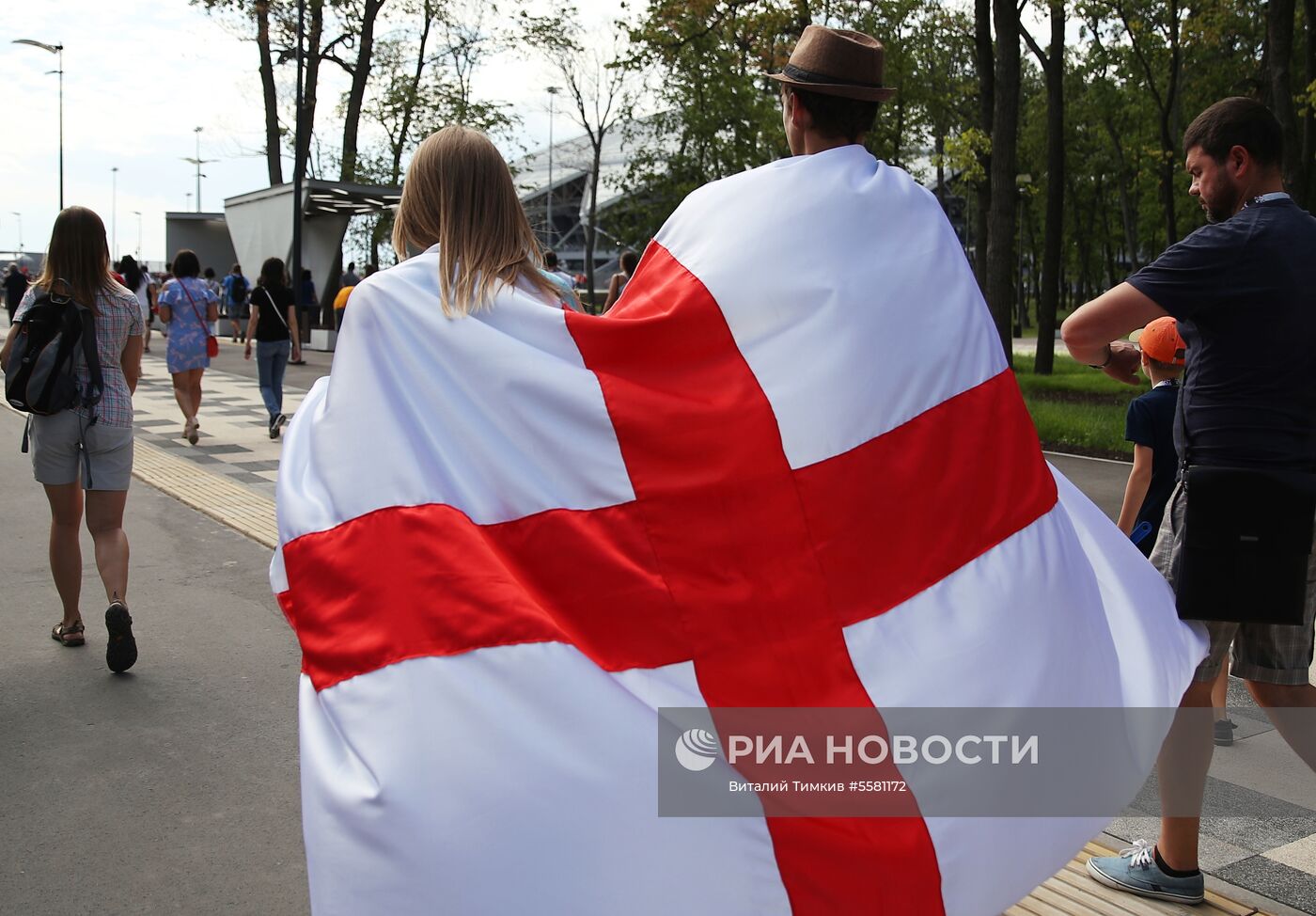 Болельщики перед матчем ЧМ-2018 по футболу между сборными Швеции и Англии