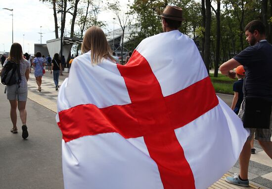 Болельщики перед матчем ЧМ-2018 по футболу между сборными Швеции и Англии