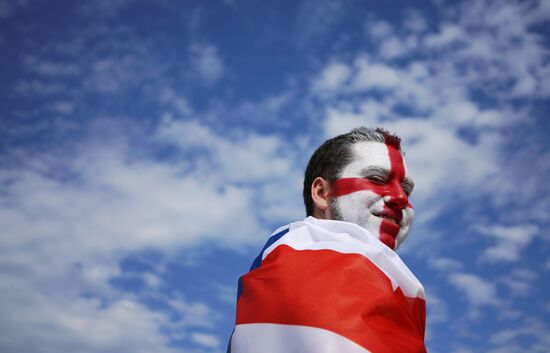 Болельщики перед матчем ЧМ-2018 по футболу между сборными Швеции и Англии