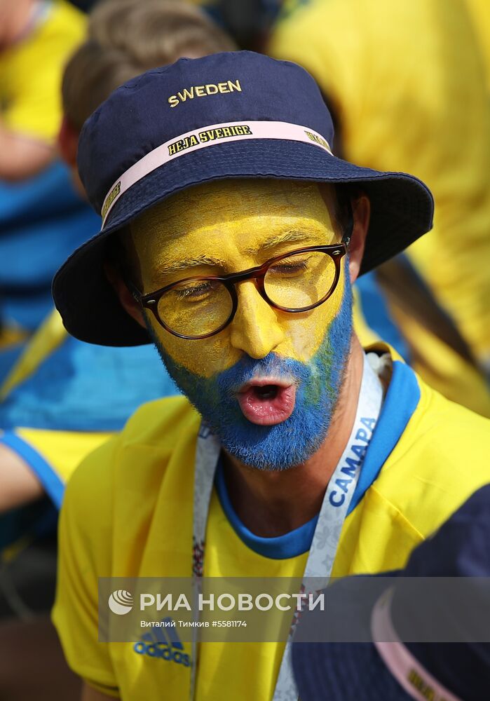 Болельщики перед матчем ЧМ-2018 по футболу между сборными Швеции и Англии