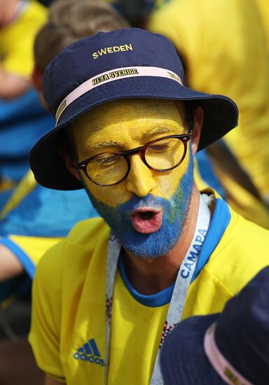 Болельщики перед матчем ЧМ-2018 по футболу между сборными Швеции и Англии