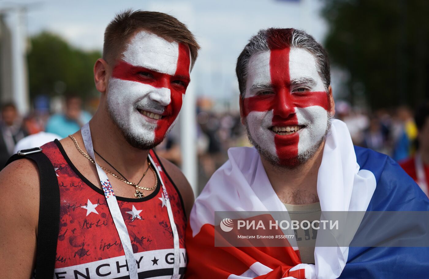 Болельщики перед матчем ЧМ-2018 по футболу между сборными Швеции и Англии