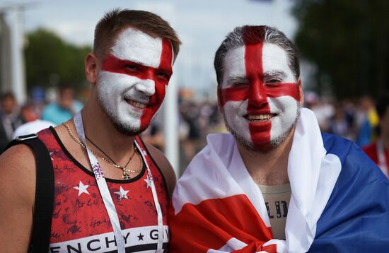 Болельщики перед матчем ЧМ-2018 по футболу между сборными Швеции и Англии