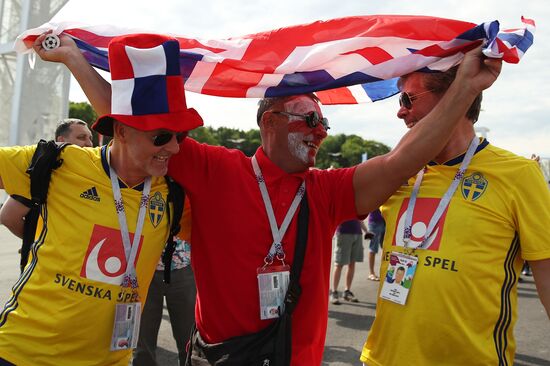 Болельщики перед матчем ЧМ-2018 по футболу между сборными Швеции и Англии