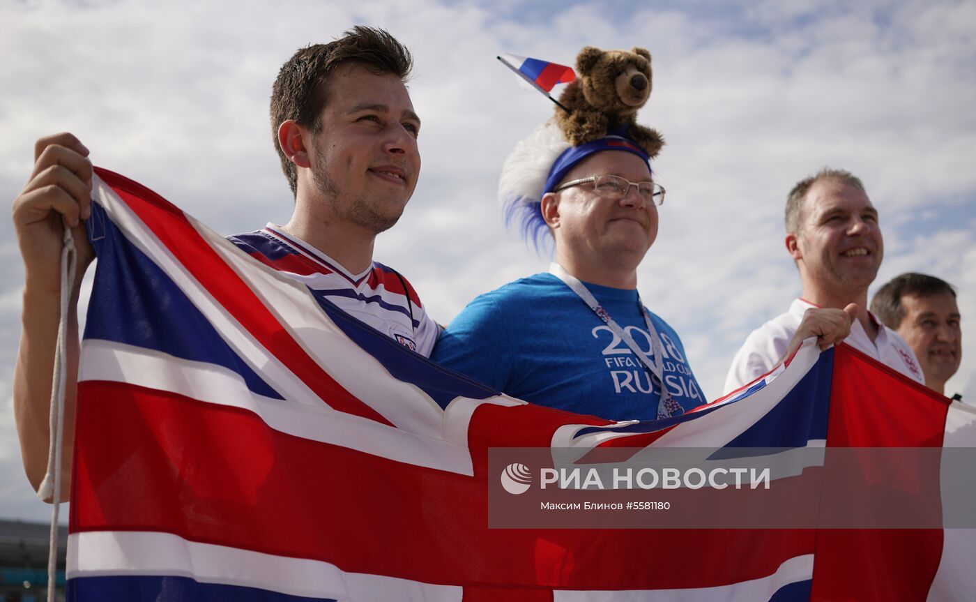 Болельщики перед матчем ЧМ-2018 по футболу между сборными Швеции и Англии