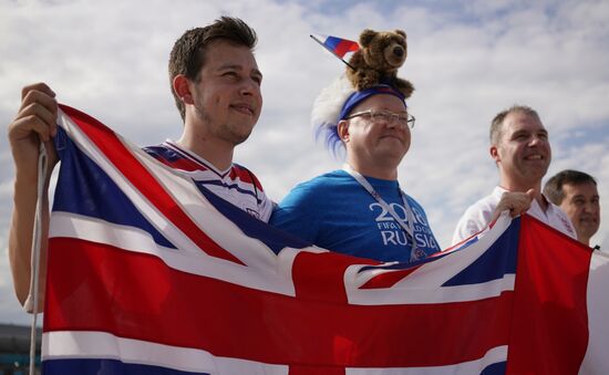 Болельщики перед матчем ЧМ-2018 по футболу между сборными Швеции и Англии