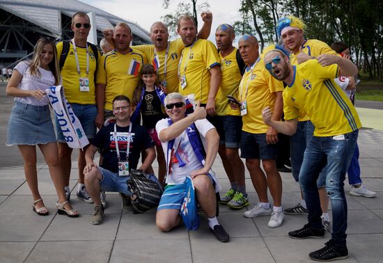 Болельщики перед матчем ЧМ-2018 по футболу между сборными Швеции и Англии