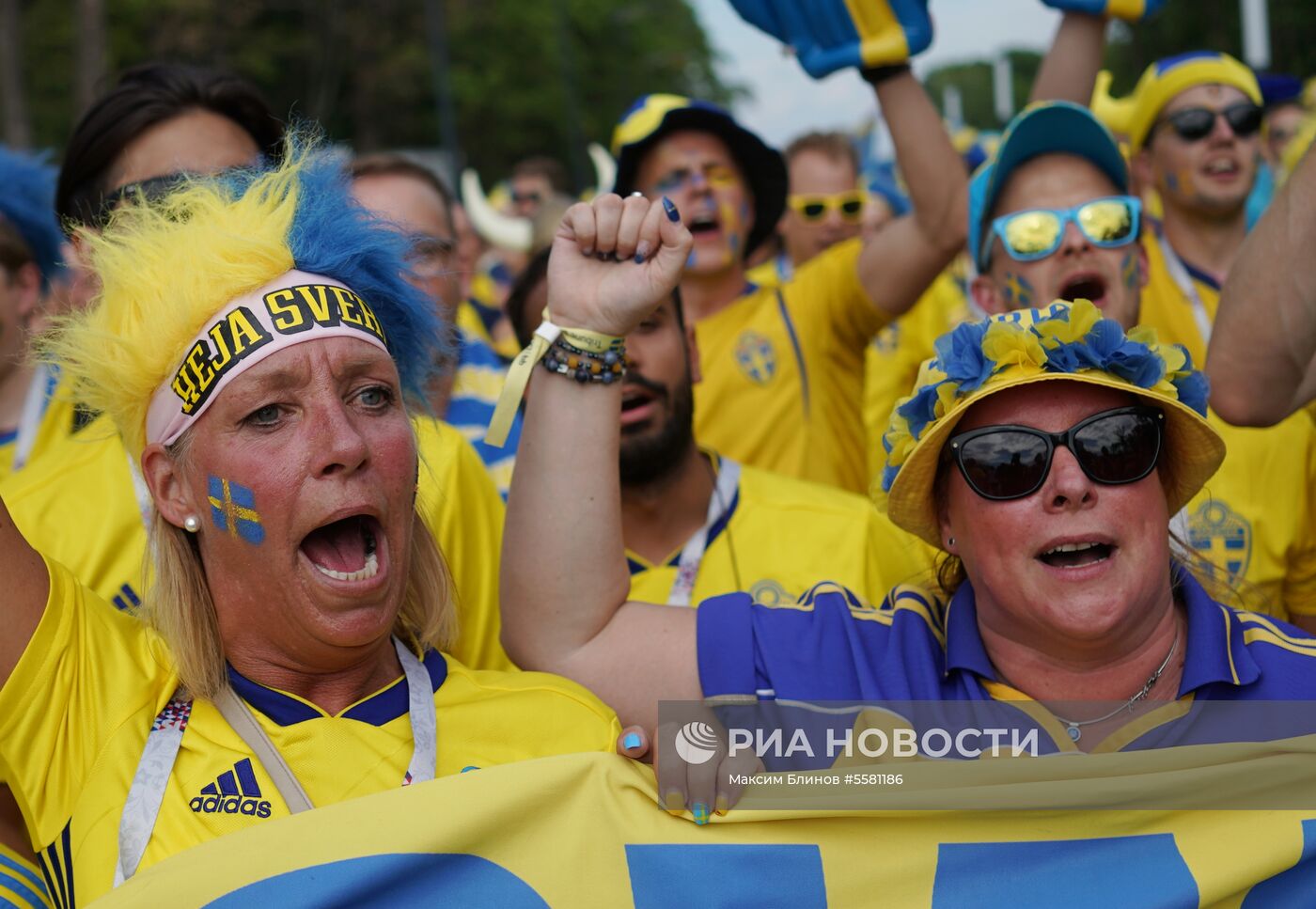 Болельщики перед матчем ЧМ-2018 по футболу между сборными Швеции и Англии