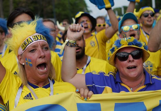 Болельщики перед матчем ЧМ-2018 по футболу между сборными Швеции и Англии