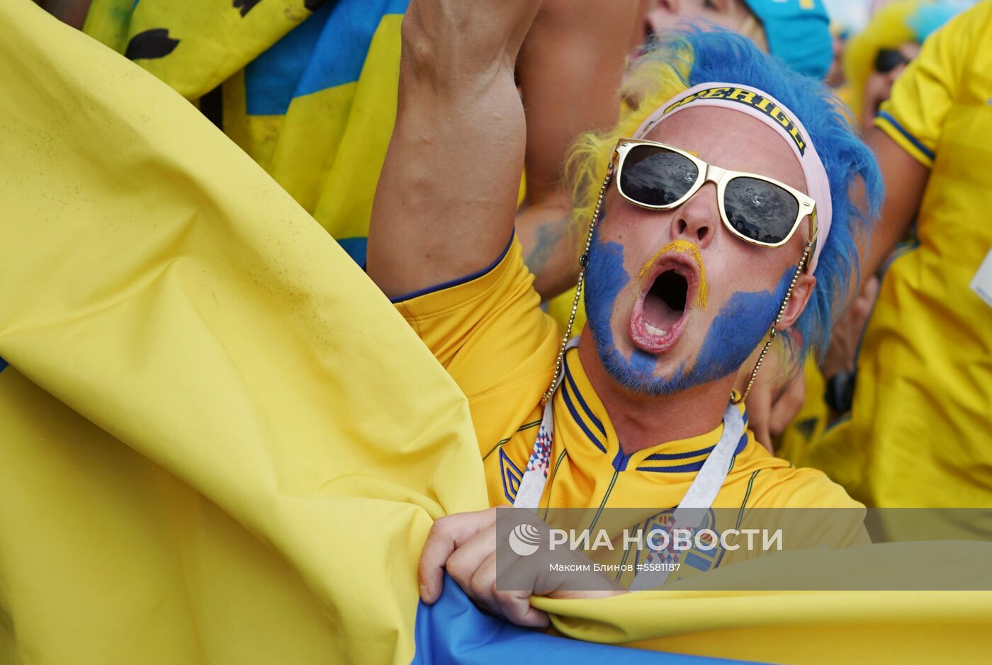 Болельщики перед матчем ЧМ-2018 по футболу между сборными Швеции и Англии