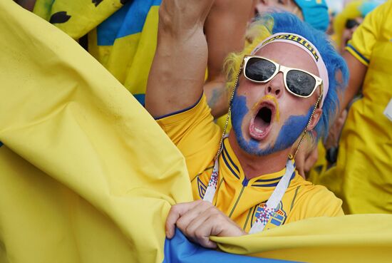 Болельщики перед матчем ЧМ-2018 по футболу между сборными Швеции и Англии