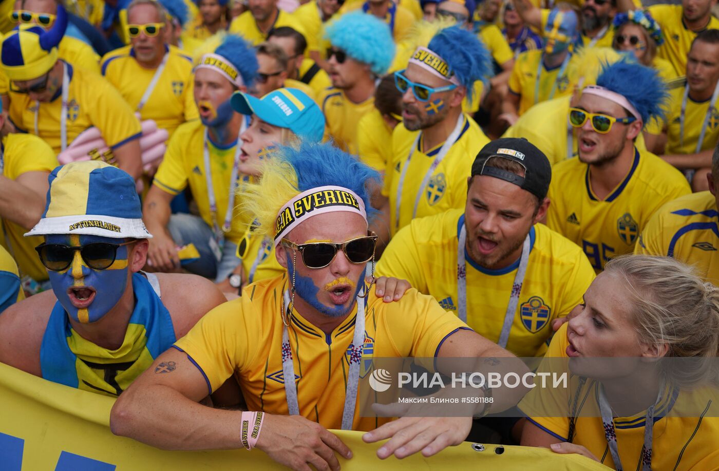 Болельщики перед матчем ЧМ-2018 по футболу между сборными Швеции и Англии
