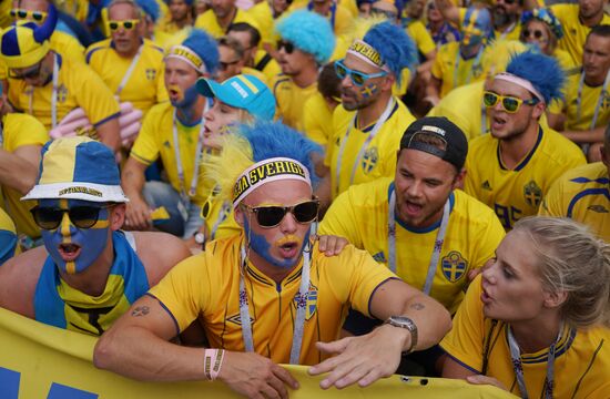 Болельщики перед матчем ЧМ-2018 по футболу между сборными Швеции и Англии