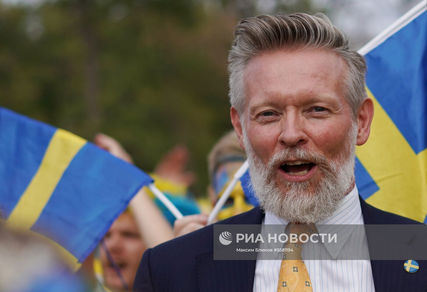 Болельщики перед матчем ЧМ-2018 по футболу между сборными Швеции и Англии