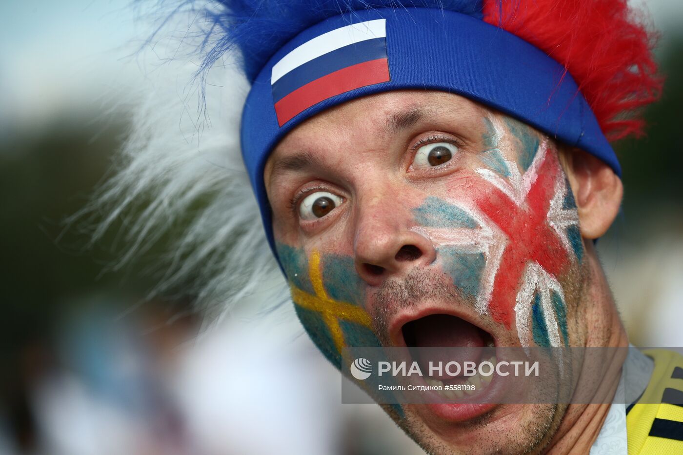 Болельщики перед матчем ЧМ-2018 по футболу между сборными Швеции и Англии