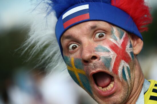 Болельщики перед матчем ЧМ-2018 по футболу между сборными Швеции и Англии