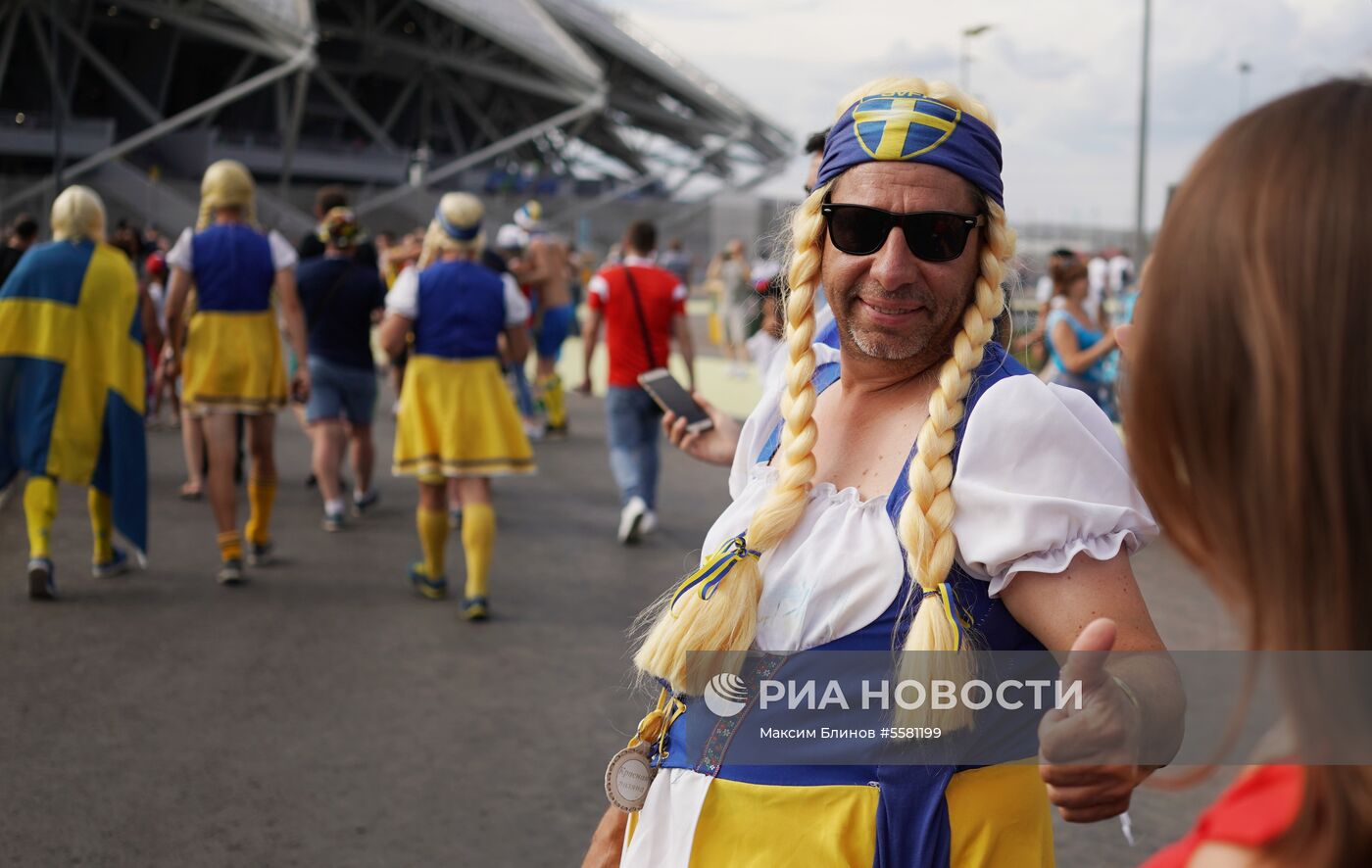 Болельщики перед матчем ЧМ-2018 по футболу между сборными Швеции и Англии