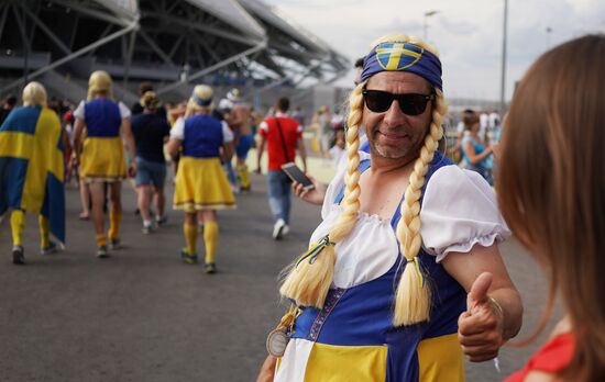 Болельщики перед матчем ЧМ-2018 по футболу между сборными Швеции и Англии