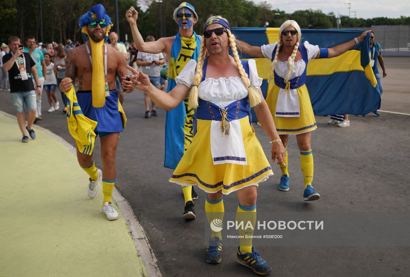 Болельщики перед матчем ЧМ-2018 по футболу между сборными Швеции и Англии