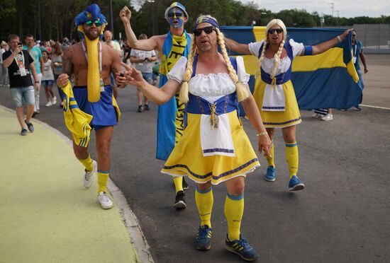 Болельщики перед матчем ЧМ-2018 по футболу между сборными Швеции и Англии