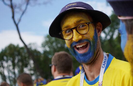 Болельщики перед матчем ЧМ-2018 по футболу между сборными Швеции и Англии