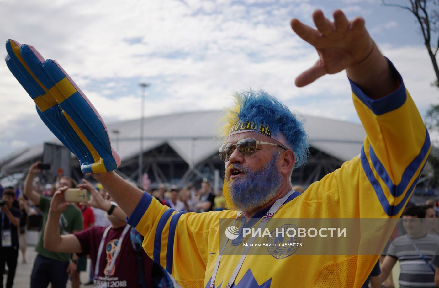 Болельщики перед матчем ЧМ-2018 по футболу между сборными Швеции и Англии