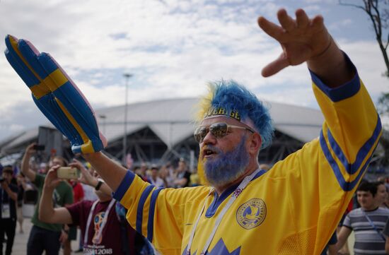 Болельщики перед матчем ЧМ-2018 по футболу между сборными Швеции и Англии